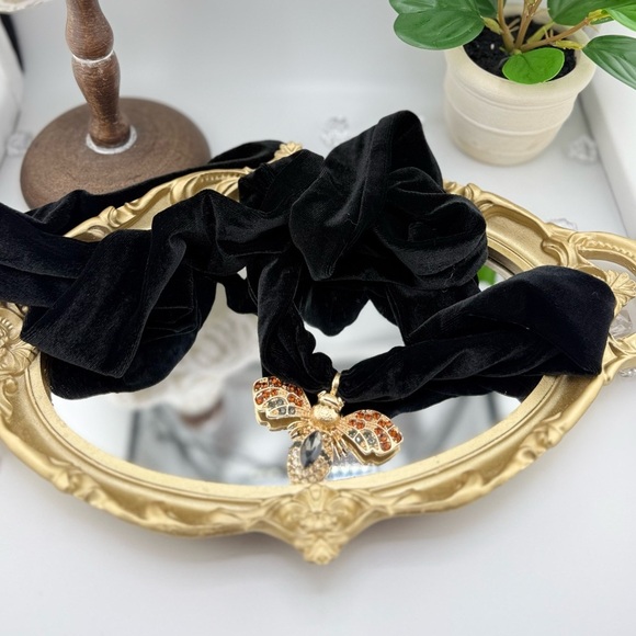 Black Velvet Ribbon Necklace with Jeweled Bee Pendant - Picture 9 of 17